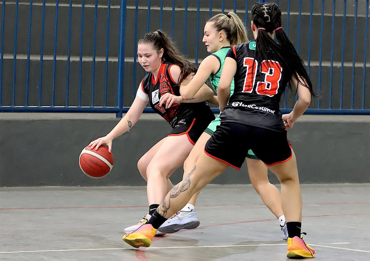 APVE Londrina enfrenta ADRM Maringá para defender liderança do Paranaense Feminino de Basquete