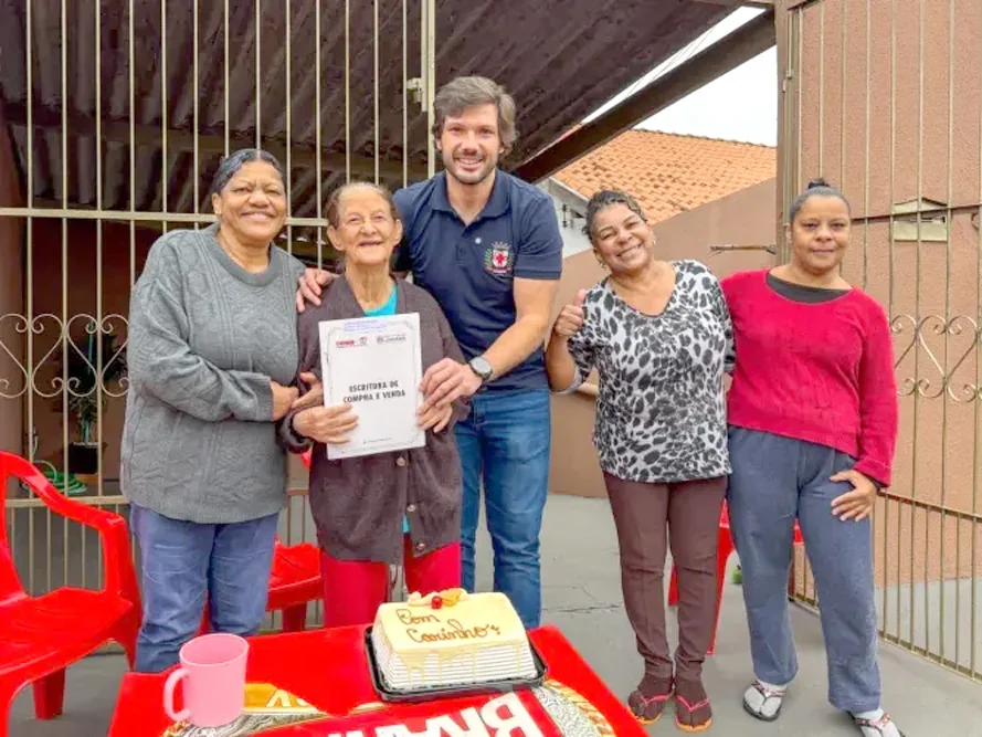 Após mais de 50 anos, famílias do Jardim Paraíso recebem registros definitivos de imóveis em Londrina