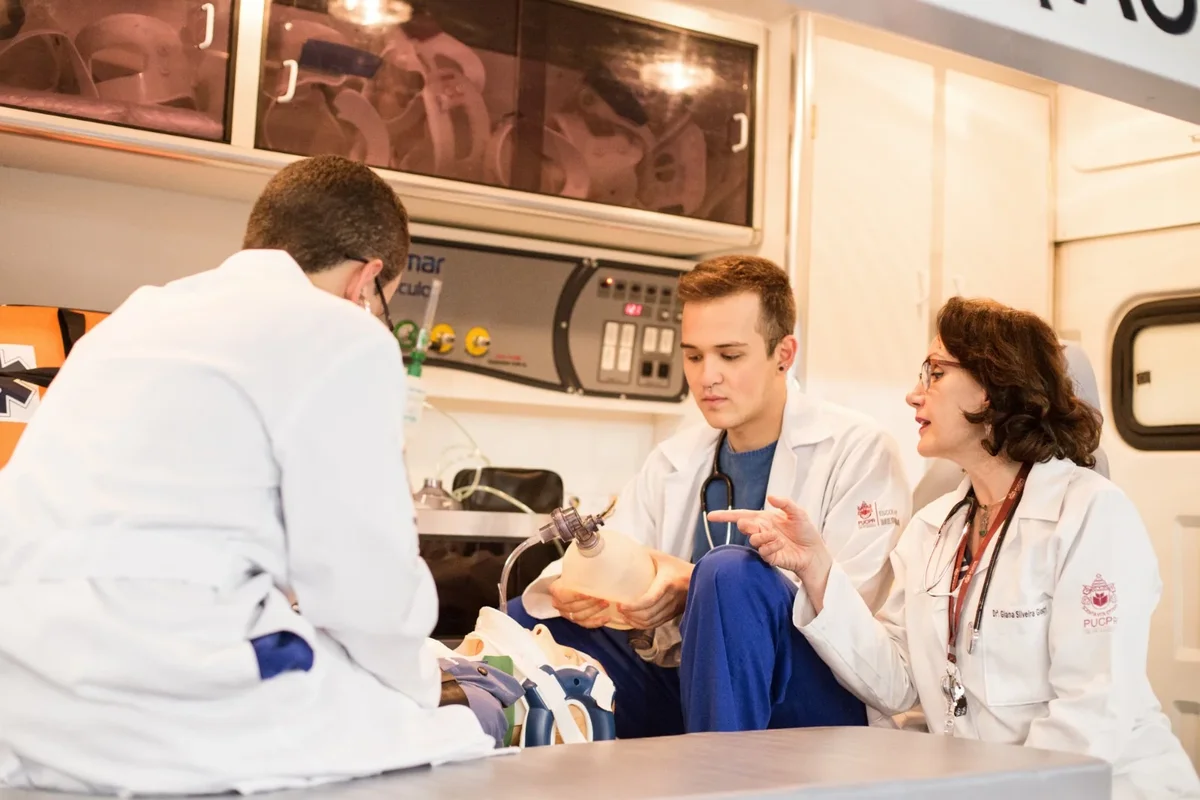 PUCPR Londrina e Hospital Evangélico lançam pós-graduações para fortalecer formação de profissionais da saúde