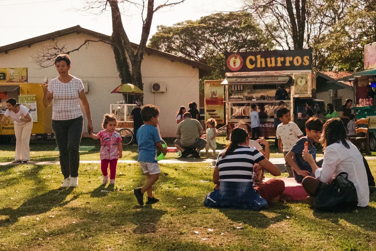 Área com food trucks no Parque Ney Braga funciona até domingo e amplia opções de lazer nas férias