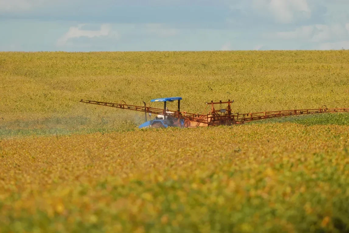 Assembleia debate regras para aplicação de agrotóxicos e impactos da deriva no Paraná