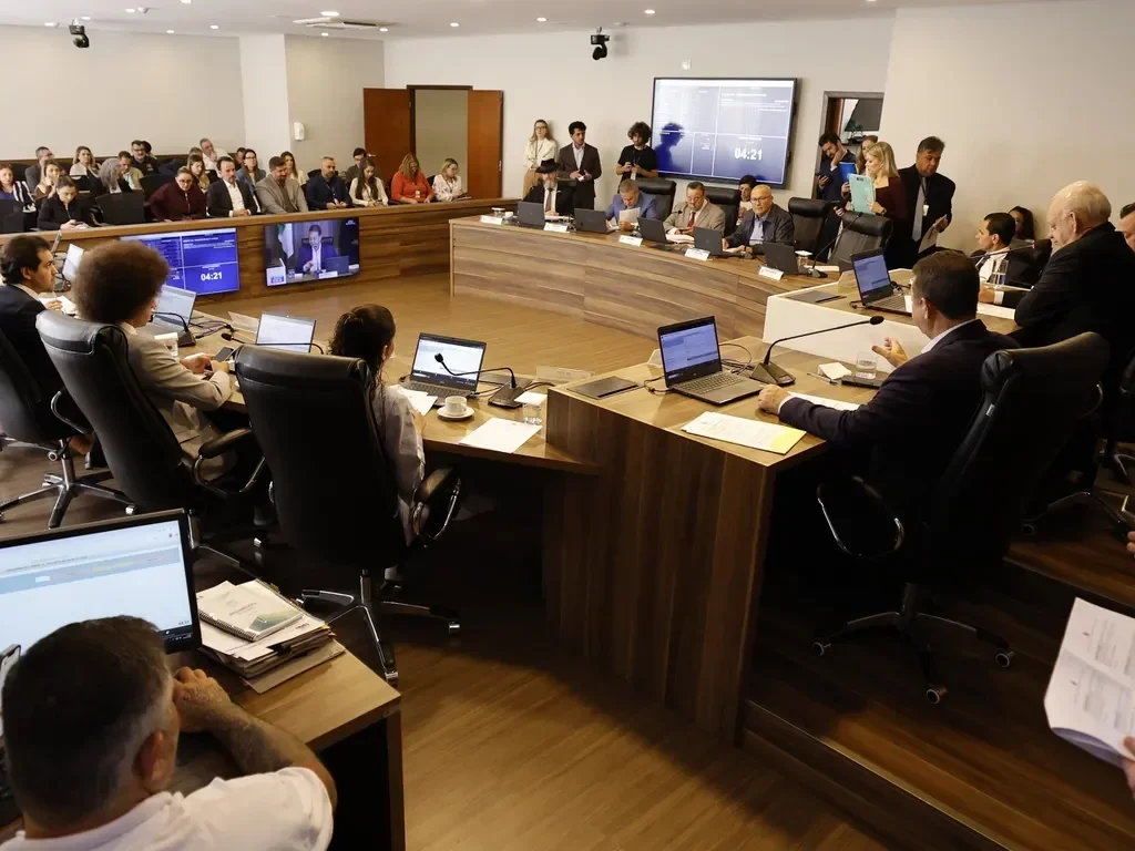 CCJ aprova projetos que reforçam combate à violência contra mulheres e ampliam direitos no Paraná