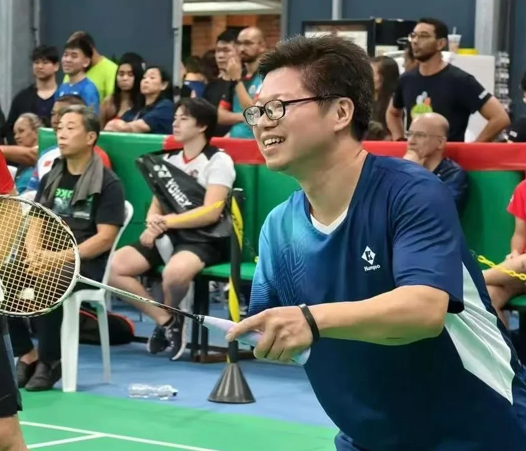 Chinês que transformou tragédia em carreira no esporte disputará Open Internacional de Parabadminton em Londrina