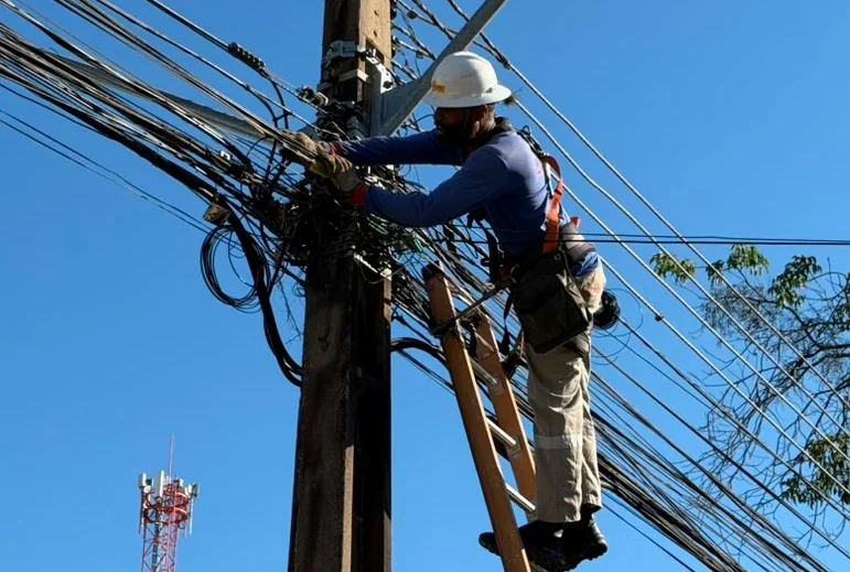 Mutirão vai regularizar cabos de internet e telefonia em três vias do Centro de Londrina nesta semana
