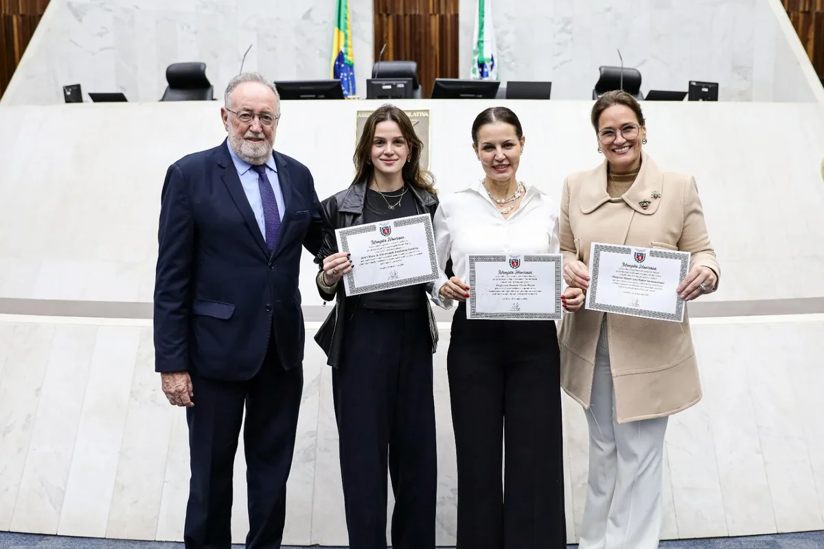 Deputado Tercilio Turini homenageia Bebê Clínica e professor Luiz Walter, precursor da odontopediatria