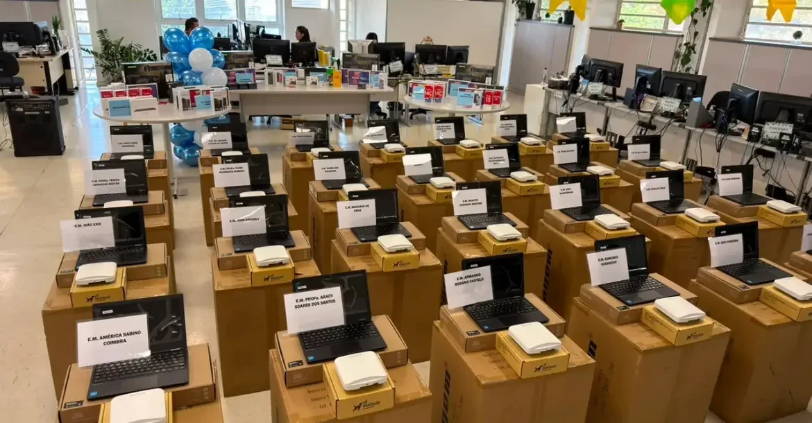 Londrina entrega 810 Chromebooks e amplia uso da tecnologia em 37 escolas municipais
