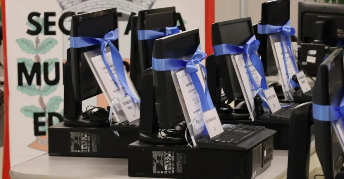Onze escolas municipais de Londrina recebem 210 computadores para ampliar laboratórios de informática