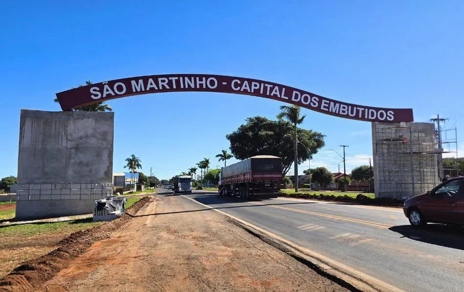 Portal de São Martinho passa por revitalização com painéis que retratam tradição dos embutidos