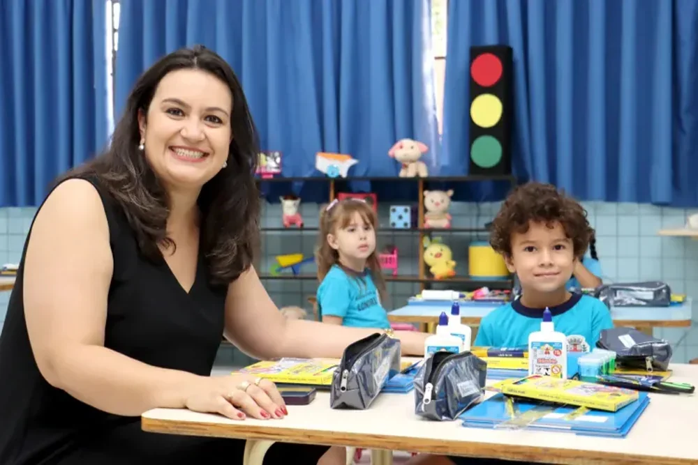 Londrina abre teste seletivo com 60 vagas para professores temporários; veja prazos, salários e requisitos