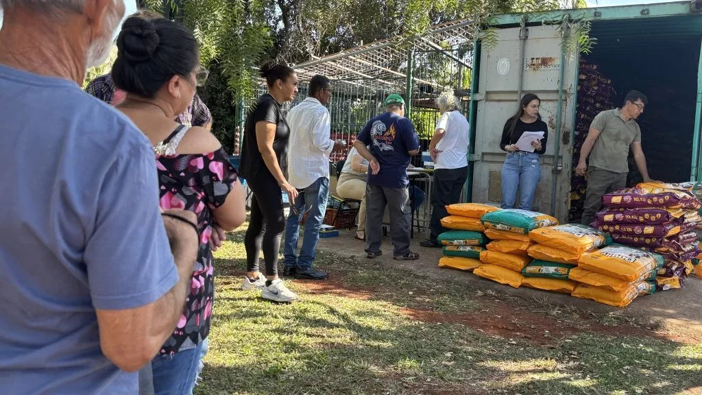 Programa Cãobé entrega mais de 11 toneladas de ração e medicamentos para protetores de animais em Cambé