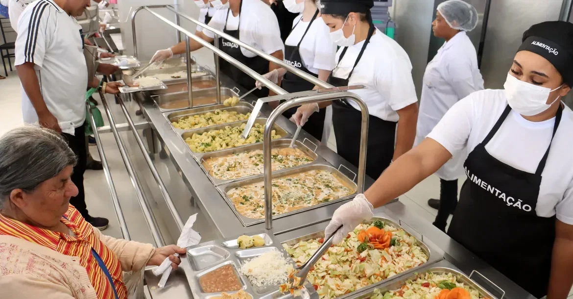 Restaurante Popular de Londrina reabre após reforma e volta a servir até 700 refeições por dia