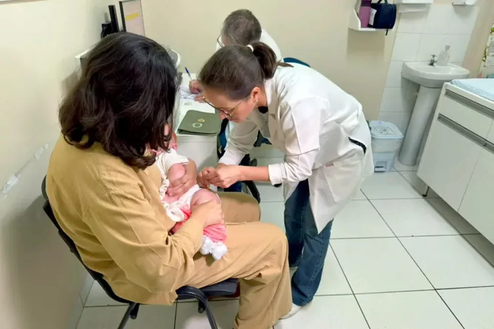 Londrina começa a aplicar a Pneumo 20 e amplia proteção de crianças contra pneumonia e meningite